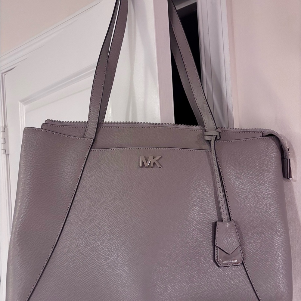 Michael Kors Maddie Medium Crossgrain Leather Tote – Pearl Grey - NEW